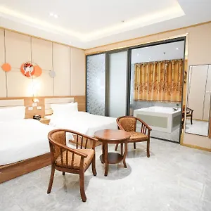 Hotel Me ***